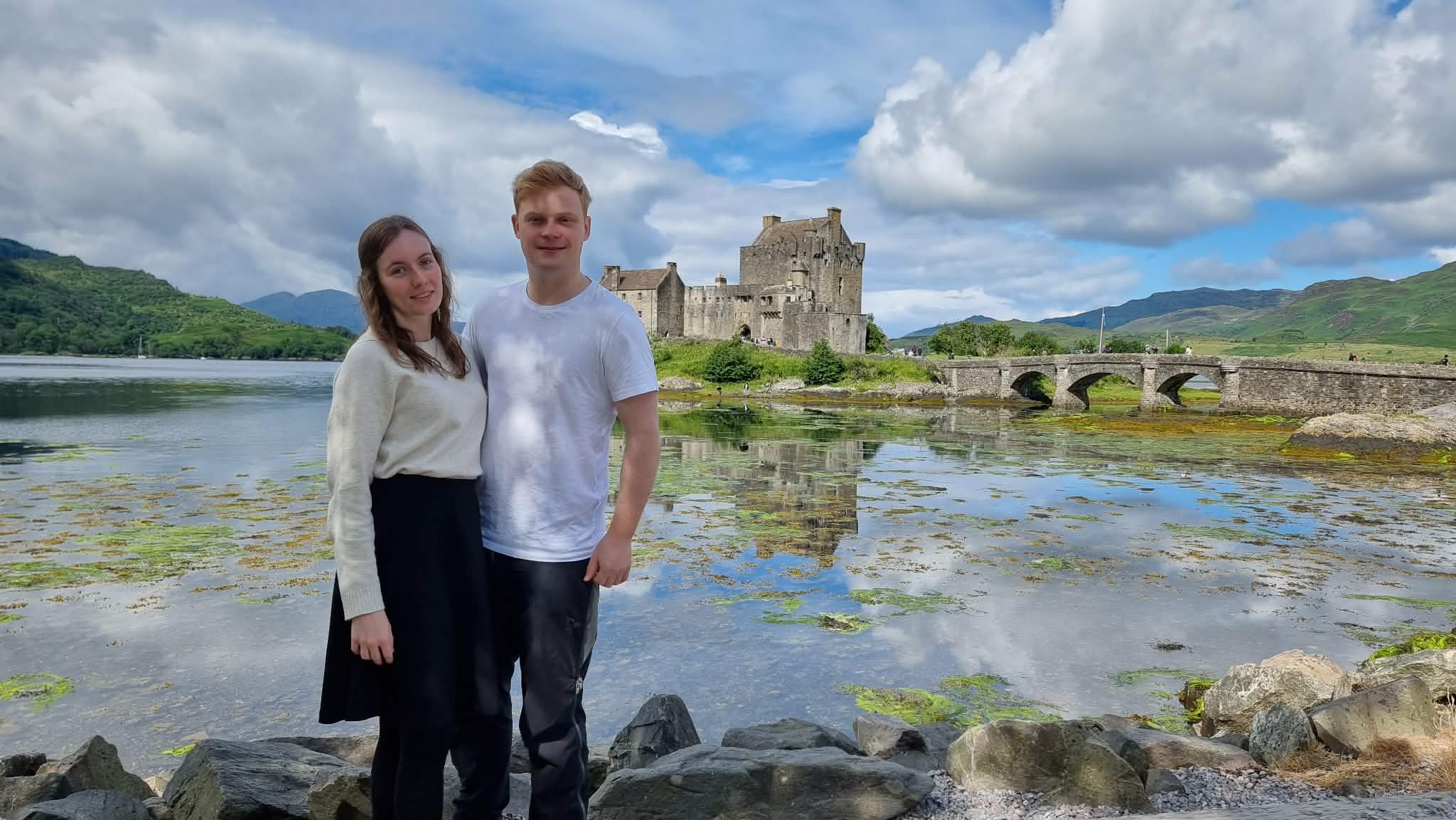 Ola og Kristine står sammen foran Eilean Donan Castle