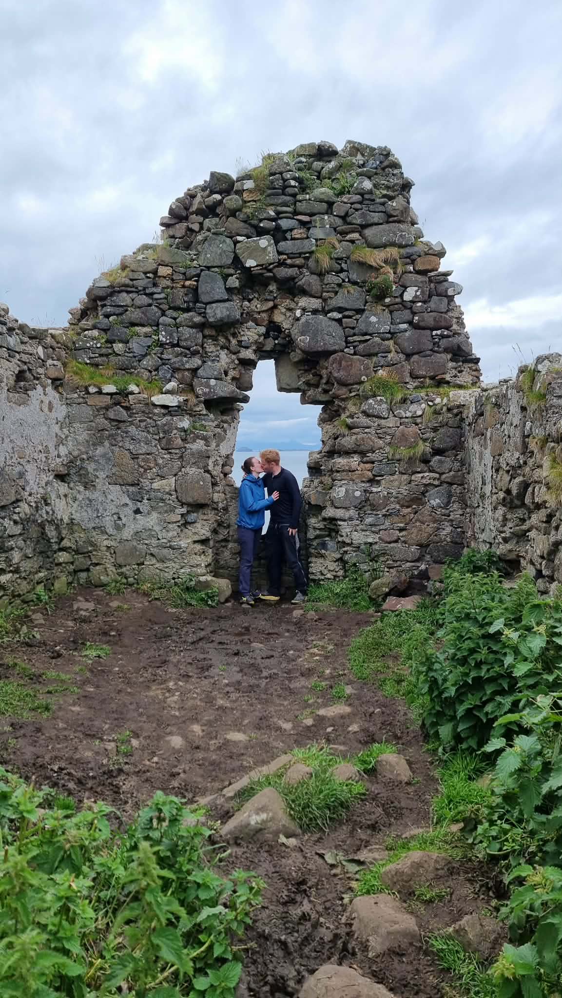 Ola og Kristine kysser i åpningen på en gammel steinruin