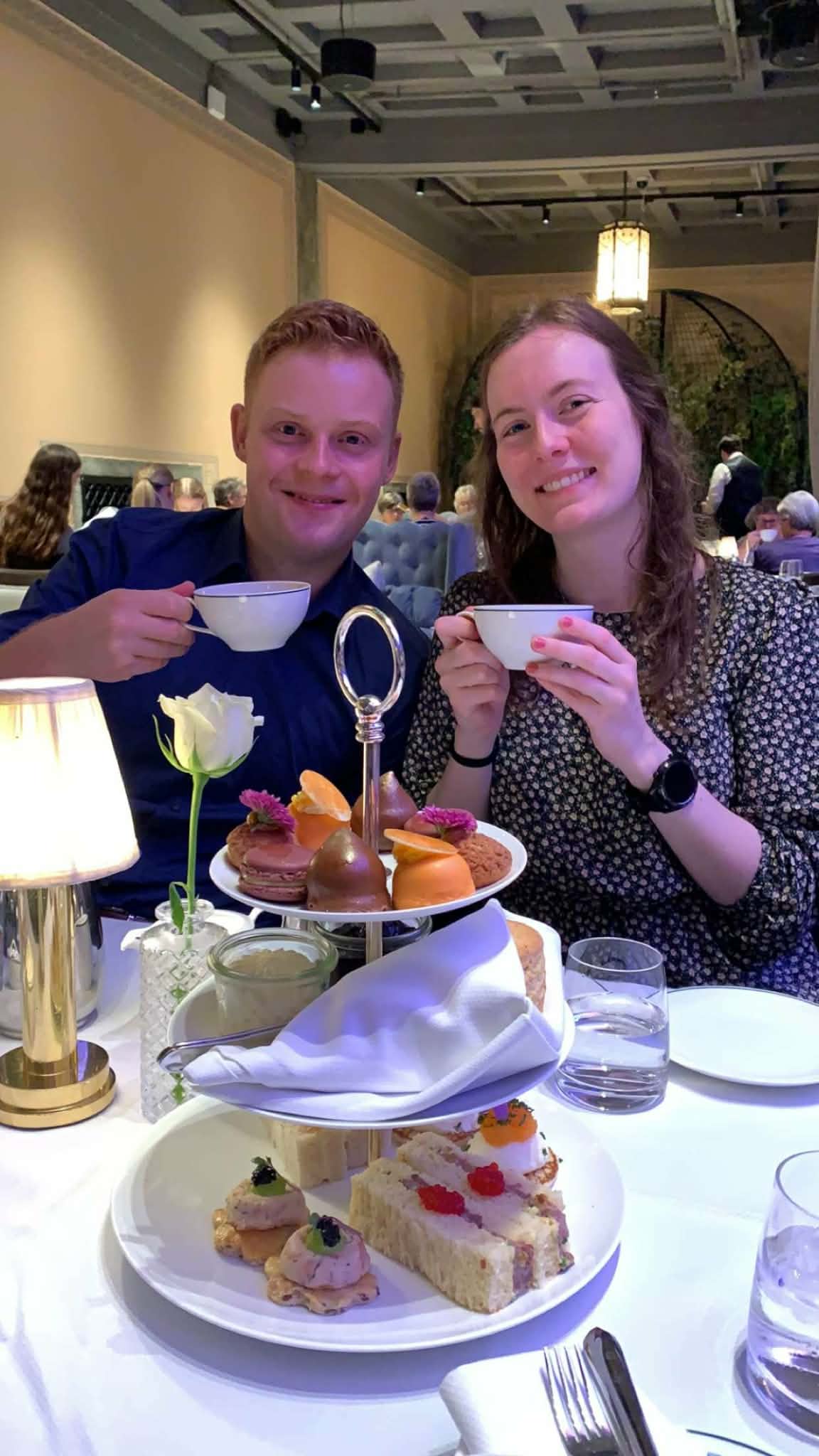 Ola og Kristine skåler med tekopper under afternoon tea