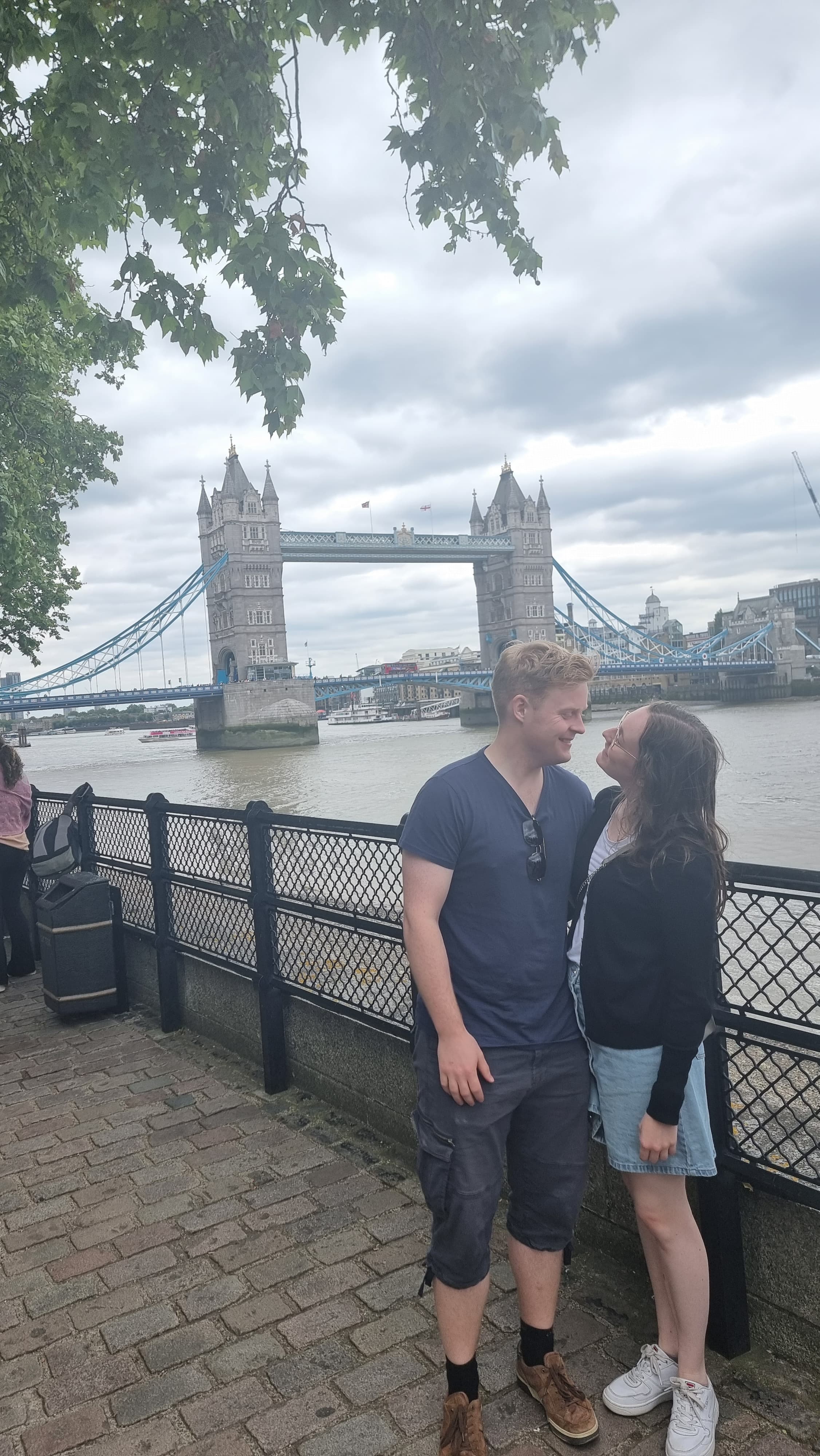 Ola og Kristine ser på hverandre ved Themsen med Tower Bridge i bakgrunnen