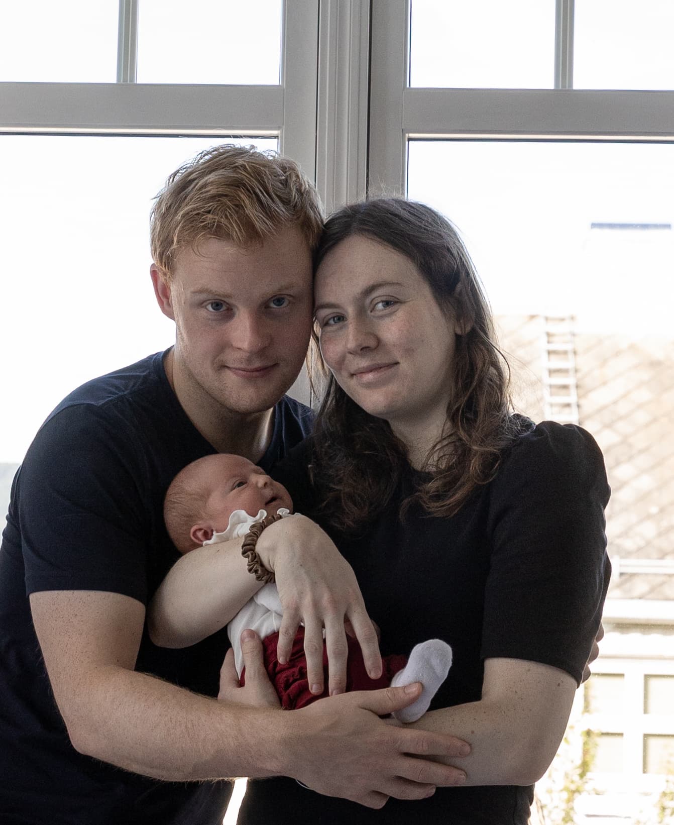 Ola og Kristine sitter sammen med Olivia i armene
