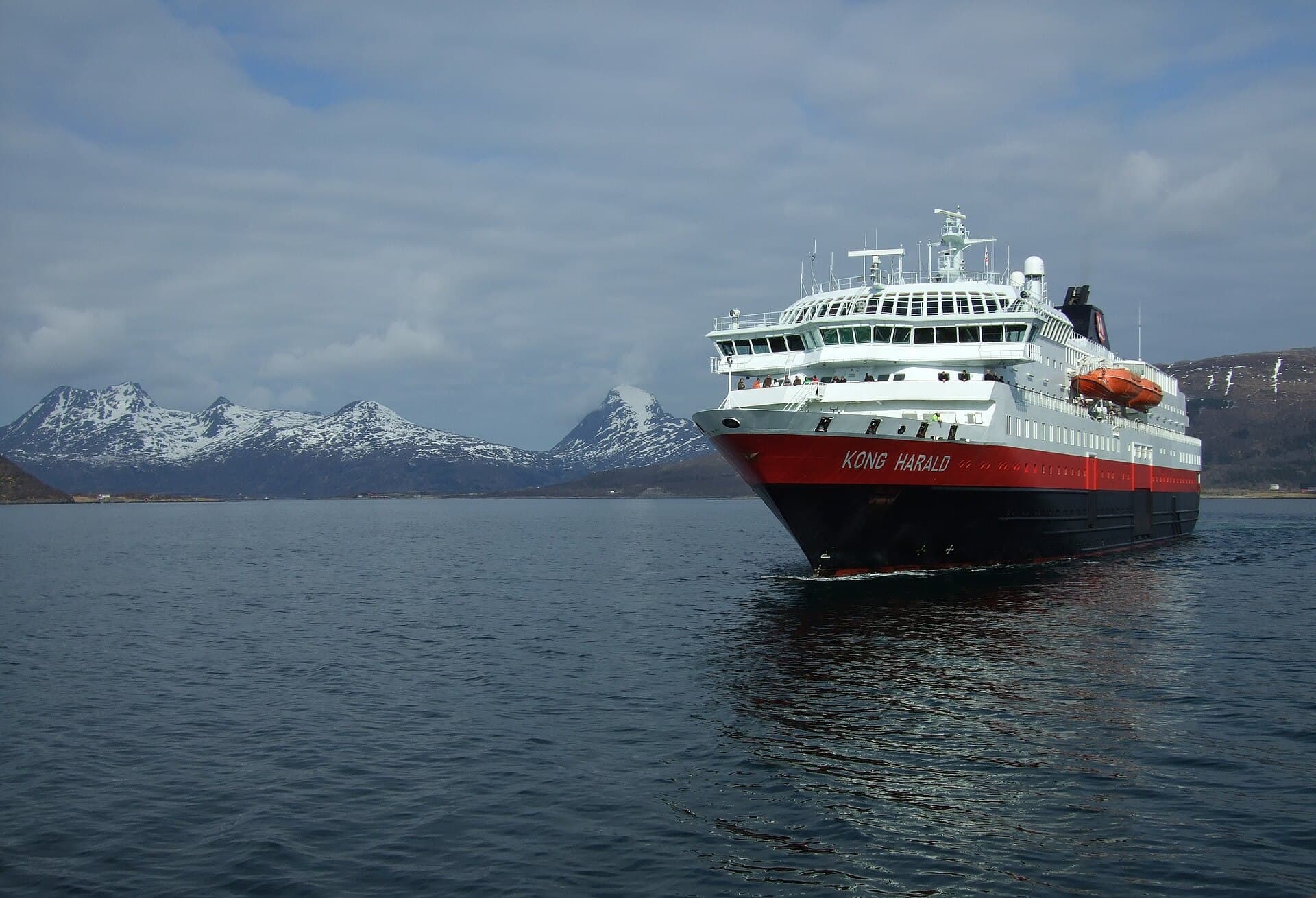 Hurtigruteskipet MS Kong Harald nærmer seg Nesna med fjellene på Tomma i bakgrunnen